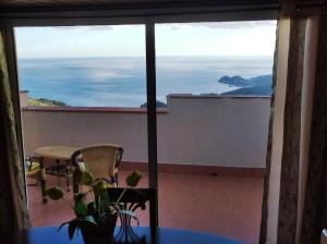 Cette chambre dispose d'un balcon offrant une vue sur l'océan. dans l'établissement La Panoramica, à Gallodoro