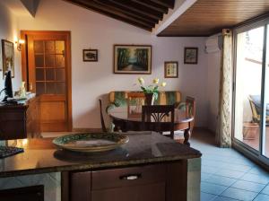 une cuisine avec une table et une salle à manger dans l'établissement La Panoramica, à Gallodoro