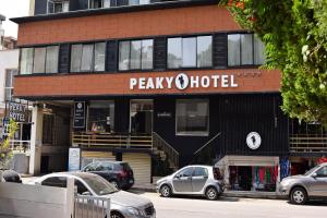 un parcheggio di fronte a un hotel di Peaky Hotel a Durrës