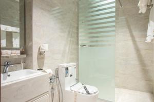 Koupelna v ubytování STwin Hotel