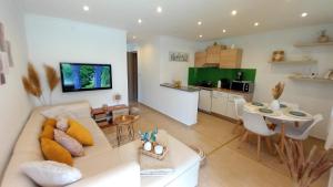 ハイドゥソボスローにあるWhite Stone Apartmanの白いソファとテーブルのあるリビングルーム