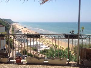 - Balcón con vistas a la playa en Vacanze Rodiane, en Rodi Garganico