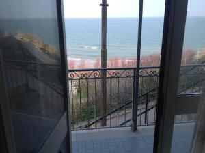 Habitación con balcón con vistas al océano. en Vacanze Rodiane, en Rodi Garganico