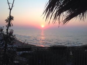 una puesta de sol sobre el océano con la puesta de sol en Vacanze Rodiane, en Rodi Garganico