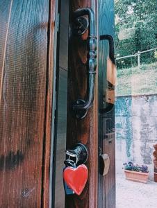 a heart shaped door knocker on a wooden door at Appartamento Vacanze Il Daino in Leonessa