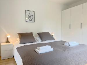 コペンハーゲンにあるCozy One Bedroom Apartment On Edvard Thomsens Vej,のベッドルーム1室(ベッド1台、タオル2枚付)