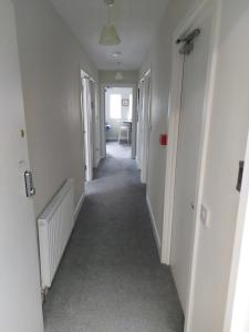 Plaza suite 61 B في بانغور: مدخل شقة بجدران بيضاء