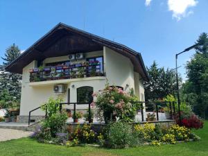 uma casa com flores em frente em Villa Janet em Dolna Banya