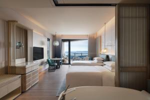 Postel nebo postele na pokoji v ubytování Qinhuangdao Marriott Resort