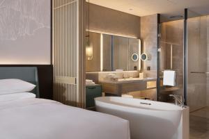 Postel nebo postele na pokoji v ubytování Qinhuangdao Marriott Resort