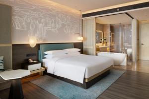 Postel nebo postele na pokoji v ubytování Qinhuangdao Marriott Resort