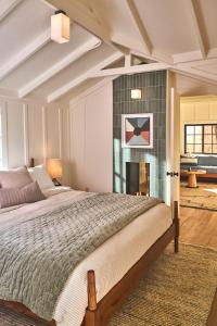 um quarto com uma cama grande e uma lareira em Dawn Ranch em Guerneville