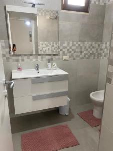 ein Bad mit einem Waschbecken und einem WC in der Unterkunft Piccolo fiore B&B in Capaccio-Paestum