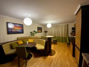 a living room with a couch and a table at Zwischen See und Stadt in Klagenfurt