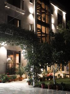 um edifício com plantas e árvores num pátio em Rittson - Boutique Hotel em Vlorë