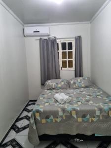 - une chambre avec un lit et une fenêtre dans l'établissement Casa de Charles, à Piranhas