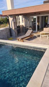 - une piscine en face d'une maison dans l'établissement Villa Queen, à Zadar