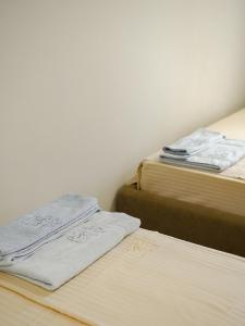 2 Betten nebeneinander in einem Zimmer in der Unterkunft Rittson - Boutique Hotel in Vlorë