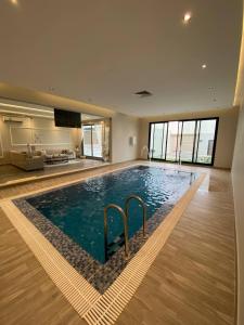 a large swimming pool in a large building at شاليهات ضوء in Taif