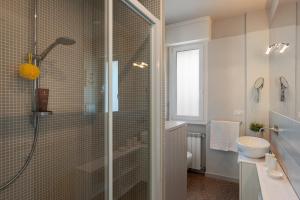 ein Bad mit einer Dusche, einem WC und einem Waschbecken in der Unterkunft Dante 124 | Appartamenti a Riccione in Riccione