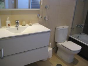 une salle de bain avec un lavabo blanc et des toilettes dans l'établissement Norwegian Woods - Abedules, à El Campello 19 autres photos