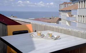 ein Tablett mit zwei Tassen auf einem Tisch auf einem Balkon in der Unterkunft İnanlar Airport Residence in Trabzon