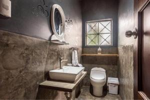 a bathroom with a sink and a toilet and a window at Centric big old house, roomy, petfriendly and renovated in Lima