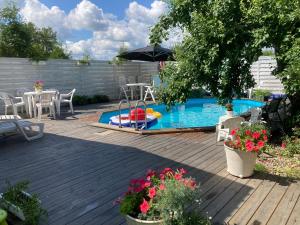 ein Pool mit Tisch, Stühlen und Sonnenschirm in der Unterkunft Mehri in Uppsala