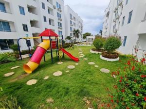 un parque infantil en un patio con tobogán en Caribe Campestre coveñas en Coveñitas