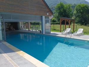 Swimmingpoolen hos eller tæt på LUZVAL Duplex avec Balcon