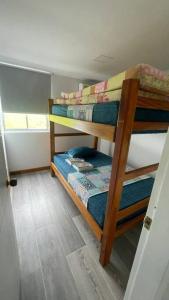 Caribe Campestre coveñas في Coveñitas: غرفة نوم بسريرين بطابقين في غرفة