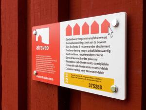 a sign on a wooden door with a sign on it at Schwedenrotes Ferienhaus Wismar in Zierow