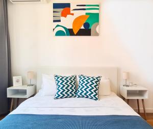 - une chambre avec un lit doté d'oreillers bleus et blancs dans l'établissement Belgrade Riverfront Fortress Apartment, à Belgrade