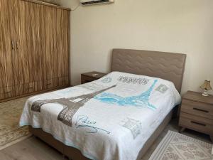 ein Schlafzimmer mit einem Bett mit einer weißen Decke in der Unterkunft Inside olive trees, 7 min to sea in Serik