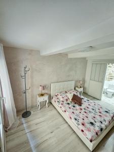 1 dormitorio con 1 cama grande en una habitación en Le Willow, en Châteauneuf-du-Pape