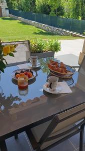 stół z tacą z jedzeniem i miską owoców w obiekcie VILLA GRATIAN w mieście Saint-Hilaire-de-Brethmas