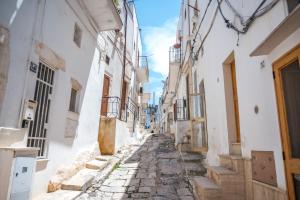 an alley in an old town with white buildings at Casa GianAngel Ostuni in Ostuni