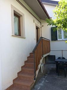 una scala che porta alla porta di una casa di CASA FRANCESCA ad Assergi