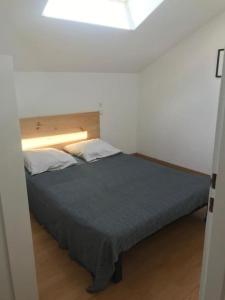 een slaapkamer met een bed in een witte kamer bij appart 3 chambres 76m2 centre historique in Bayonne