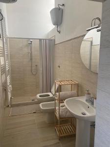 een badkamer met een toilet, een wastafel en een douche bij Villa Cosmo in Alberobello