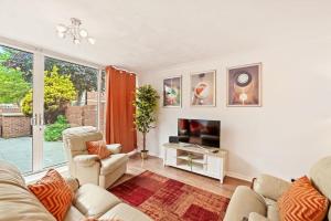 sala de estar con sofá y TV en 10% discount on long stays en Chigwell