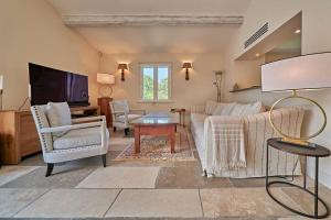 sala de estar con sofá y TV en La Brisa-Villa 3ch- authentique-luxe-Saint-Tropez, en Saint-Tropez