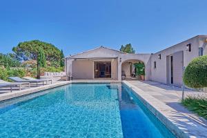 una piscina frente a una casa en La Brisa-Villa 3ch- authentique-luxe-Saint-Tropez, en Saint-Tropez