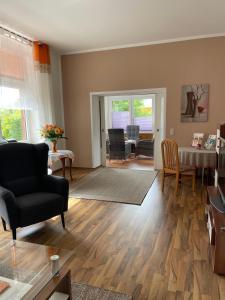 ein Wohnzimmer mit einem Sofa und einem Tisch in der Unterkunft Ferienwohnung Martina in Blankenburg
