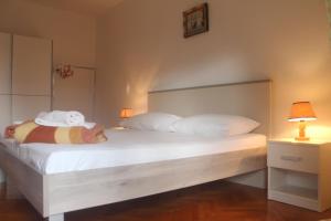 Ein Bett oder Betten in einem Zimmer der Unterkunft Apartment Jure