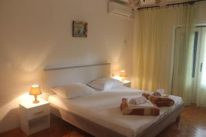 ein Schlafzimmer mit einem Bett mit zwei Handtüchern und zwei Lampen in der Unterkunft Apartment Jure in Senj