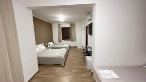 Ein Zimmer mit 2 Betten und einem Wohnzimmer mit in der Unterkunft Cala Portavecchia in Monopoli