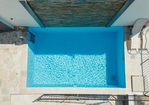 The swimming pool at or close to SkyView apartments