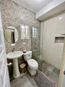 uma casa de banho com um WC, um lavatório e um chuveiro em Oasis de Paz 1.2 em Jarabacoa