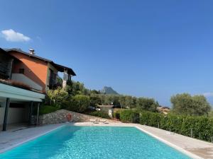 - une piscine en face d'une maison dans l'établissement Ferienwohnung Isabella, à Toscolano Maderno